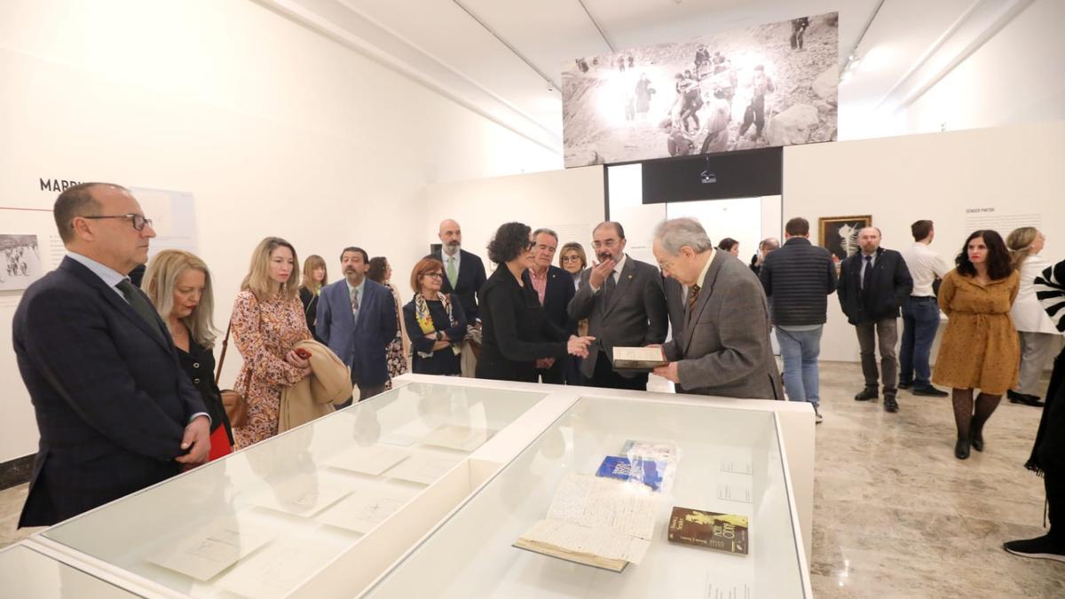 Javier Lambán (en el centro), este miércoles en el Museo de Zaragoza, en la exposición ‘Ramón J. Sender. Memoria Bisiesta’.