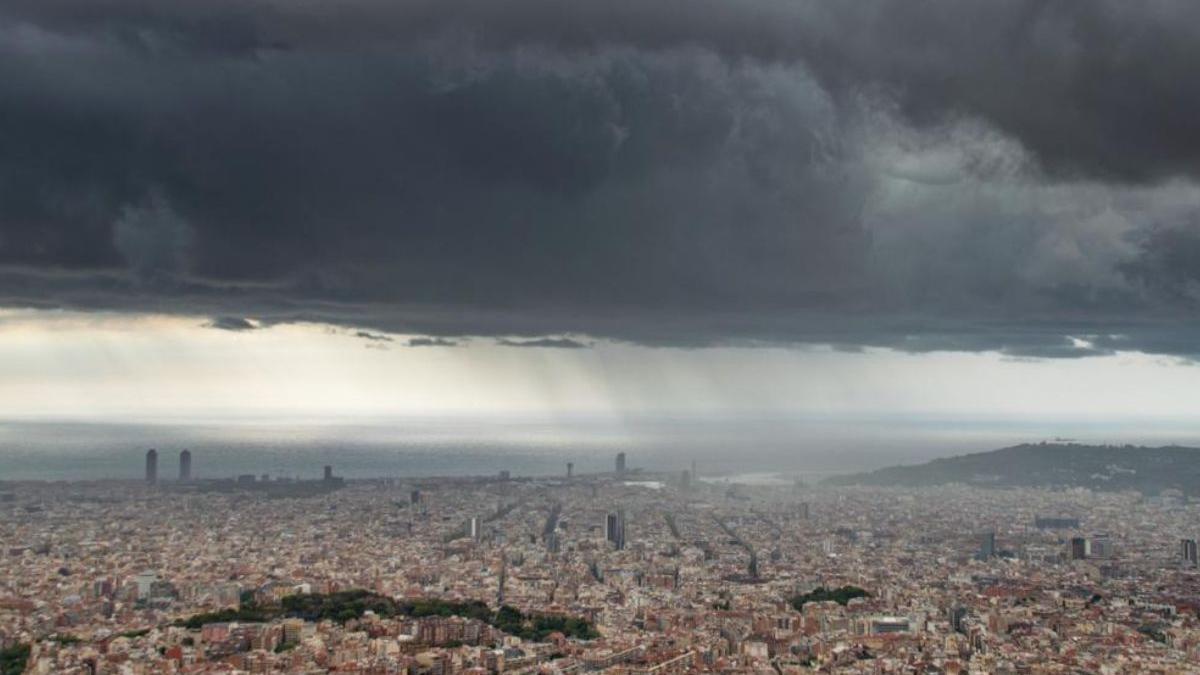 Imagen de archivo - ciudad con nubarrones