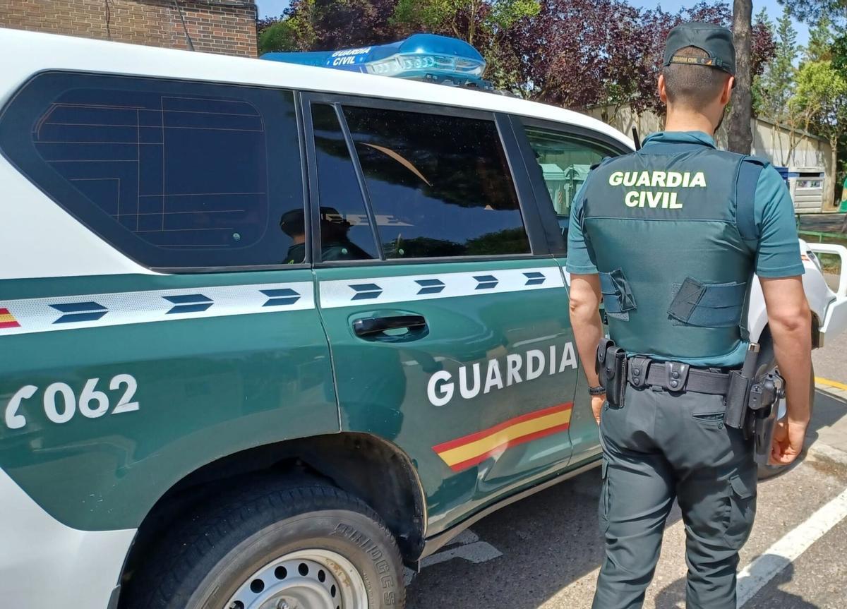 01/01/1970 Un agente y un coche de la Guardia Civil. SOCIEDAD GUARDIA CIVIL DE VALLADOLID
