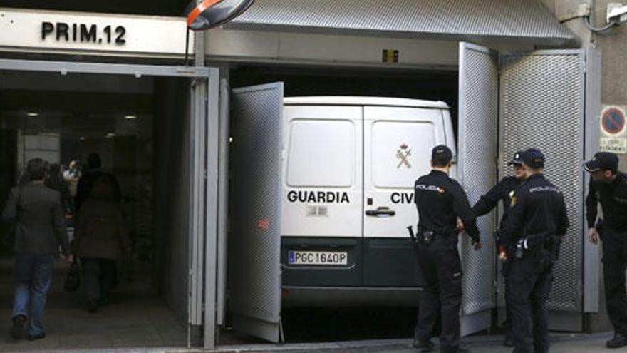 Un furgón de la Guardia Civil, ante la Audiencia.