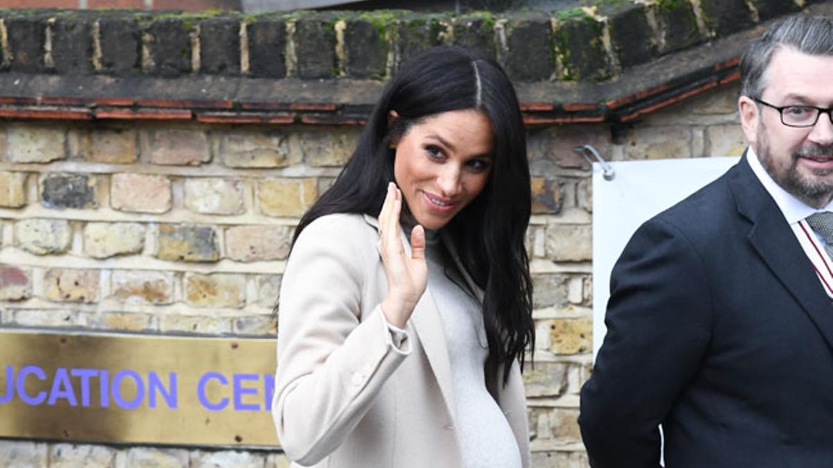 Meghan Markle con un total look nude premamá