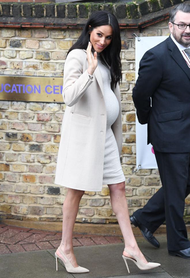 Meghan Markle con un total look nude premamá