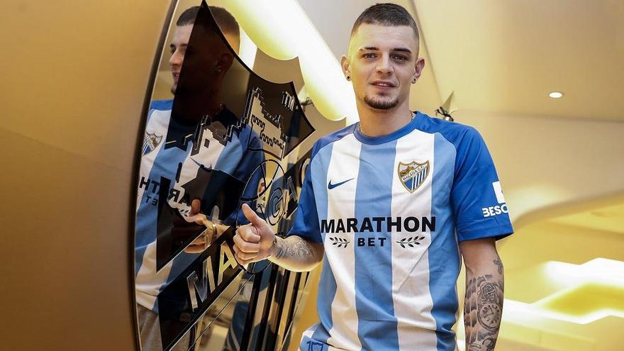 El nuevo jugador del Málaga CF, posando en las oficinas de La Rosaleda