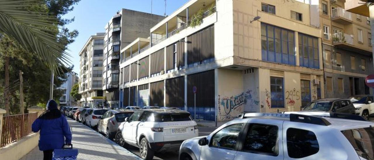 El antiguo edificio de Correos del centro de Elche, donde está prevista la apertura del centro de innovación del Consell. | ANTONIO AMORÓS