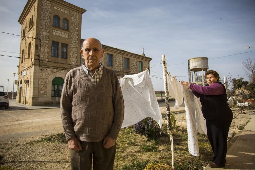 Urbano y su esposa, María del Carmen, viven a escasos 100 metros de la estación de Camporrobles. Urbano tiene 78 años y ha trabajado toda la vida  en el ferrocarril hasta que se jubiló. Hoy todavía habita una de las casas de los ferroviarios y sigue escuchando el pasar de los únicos seis trenes que surcan esos hieros cada día.