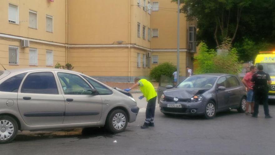 Los dos automóviles chocaron en un cruce de la barriada.