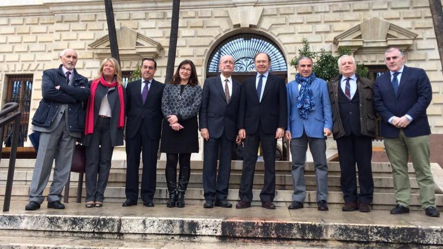 foto institucional de las personalidades que han acudido al Palacio de la Aduana.