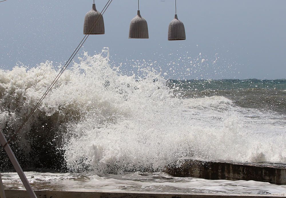 Temporal de viento y olas en las playas de Málaga