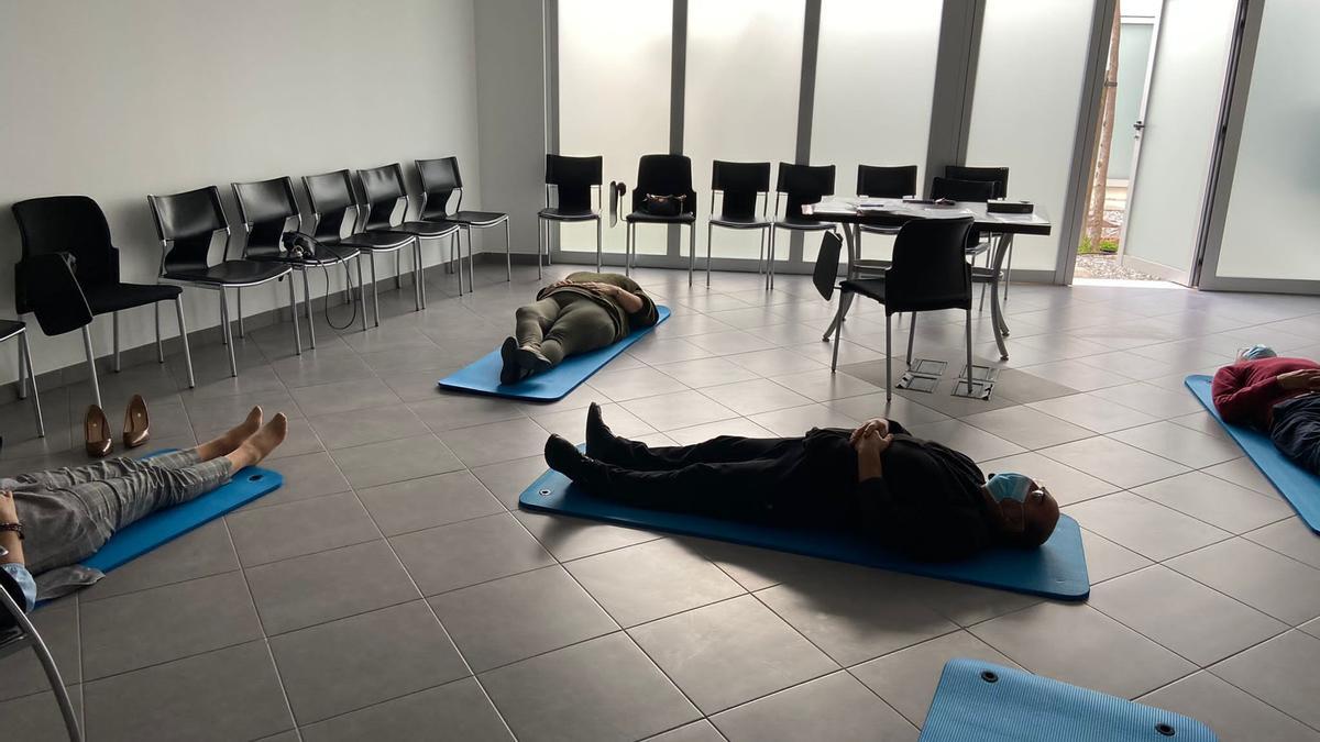 Sesión de relajación en el CS Sant Josep dentro del taller de deshabituación tabáquica.