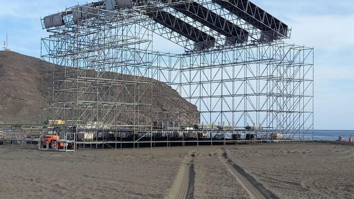 Imagen del montaje del escenario para el festival Arena Negra, en la playa de Gran Tarajal.