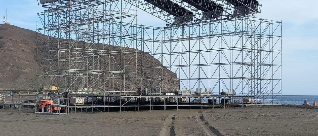 Imagen del montaje del escenario para el festival Arena Negra, en la playa de Gran Tarajal.