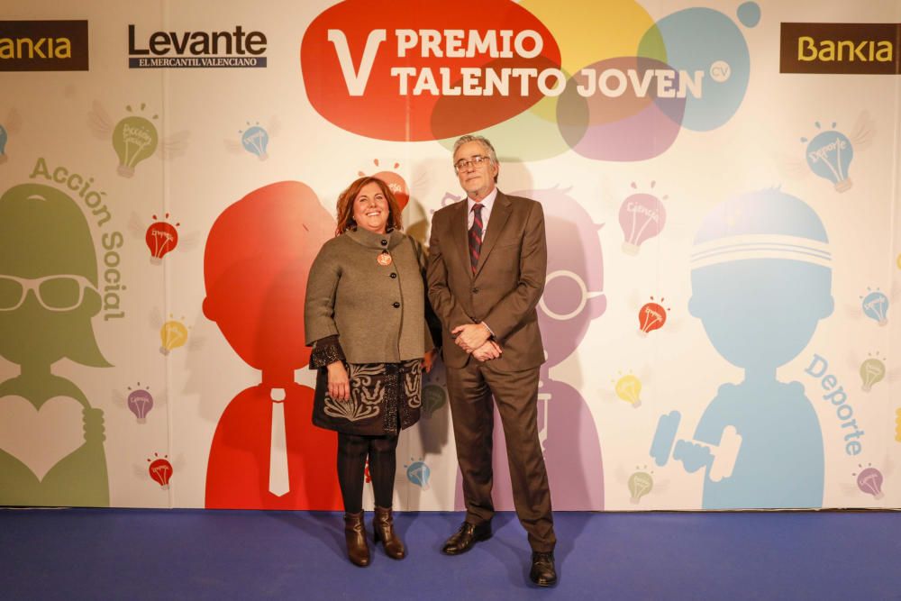 Los invitados posan en el photocall de los premios Talento Joven CV.