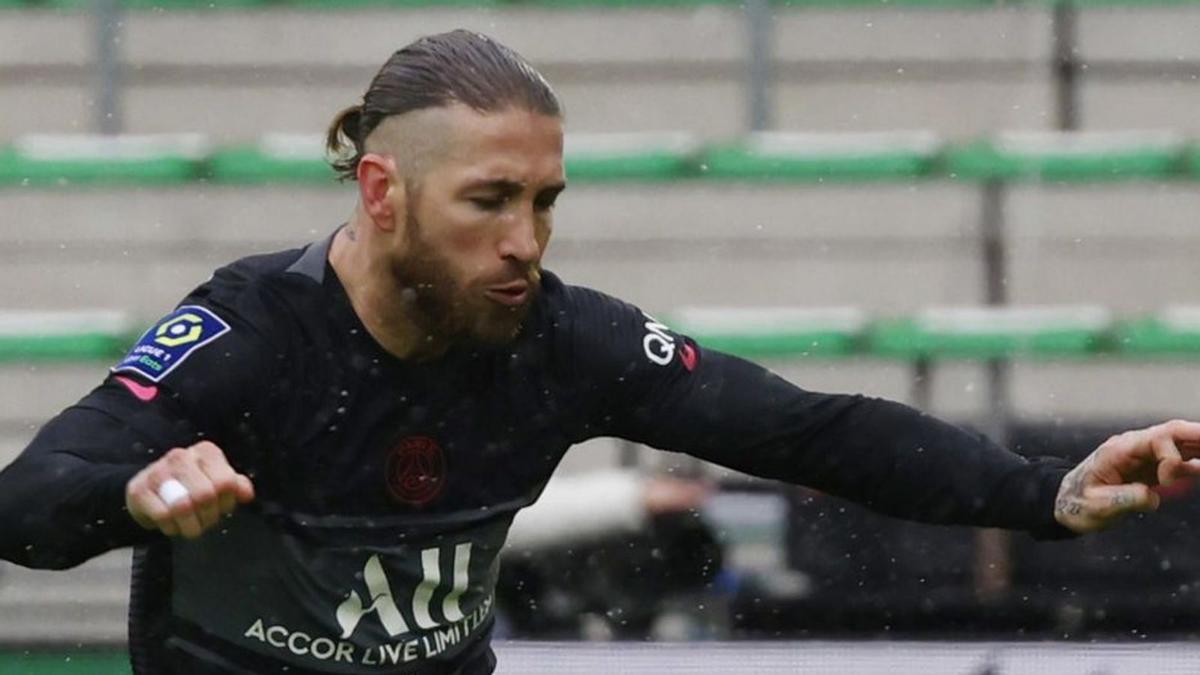 Sergio Ramos, durante su debut con la camiseta del PSG. A la derecha, Neymar tras lesionarse en su tobillo. | EFE