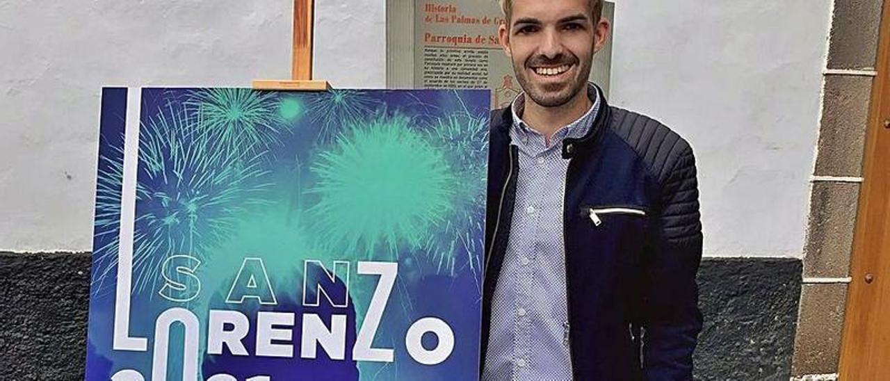 José García, con el cartel de las Fiestas de San Lorenzo.