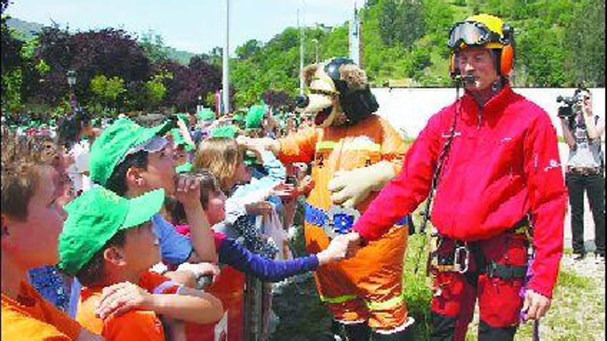 Un bombero saluda a los estudiantes participantes en el acto de ayer en San Martín.