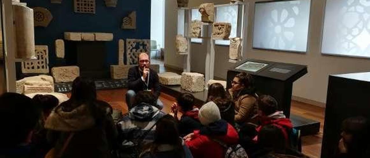 Nicolás Alonso, con los alumnos de un itinerario al Museo.