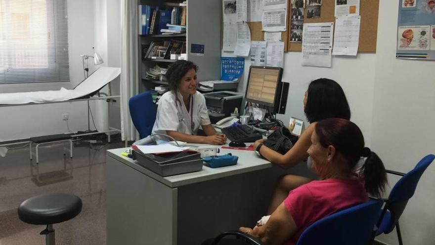 Dos pacientes son atendidas en una consulta de un centro de salud de Mallorca.