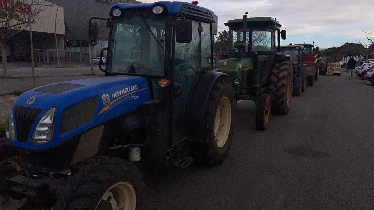 Tractores aparcados en Son Fusteret, antes de partir en dirección a Mercapalma.