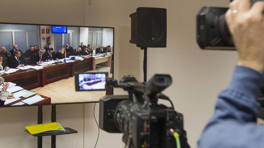 Panorámica de la sala de vistas en uno de los monitores de la sala de prensa habilitada en la Audiencia de Alicante.