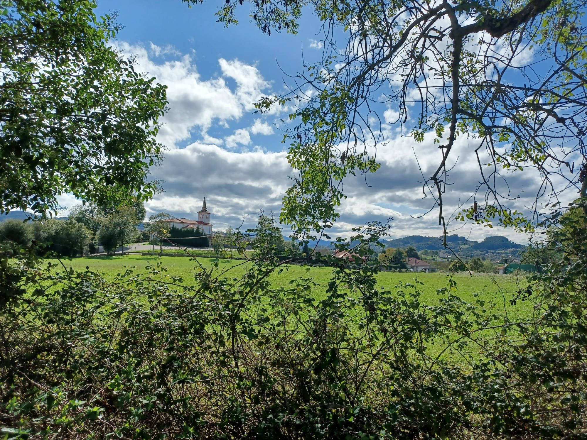 De San Cucao a Villanueva: el camino hacia las Torres Nuevas en uno de los tramos de la ruta de los palacios de Llanera