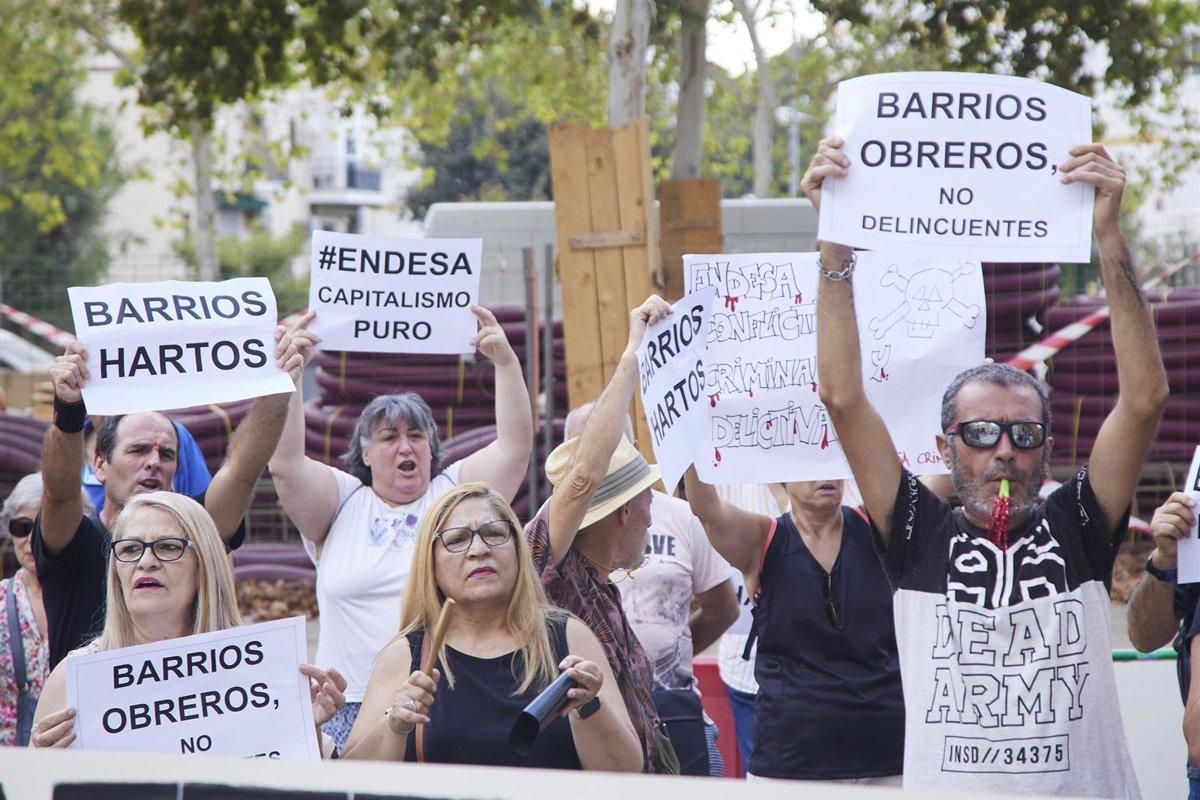 Los vecinos de Torreblanca, hartos de los cortes de luz en el barrio