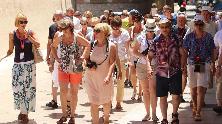 Turistas pasean por el Centro Histórico de la capital.