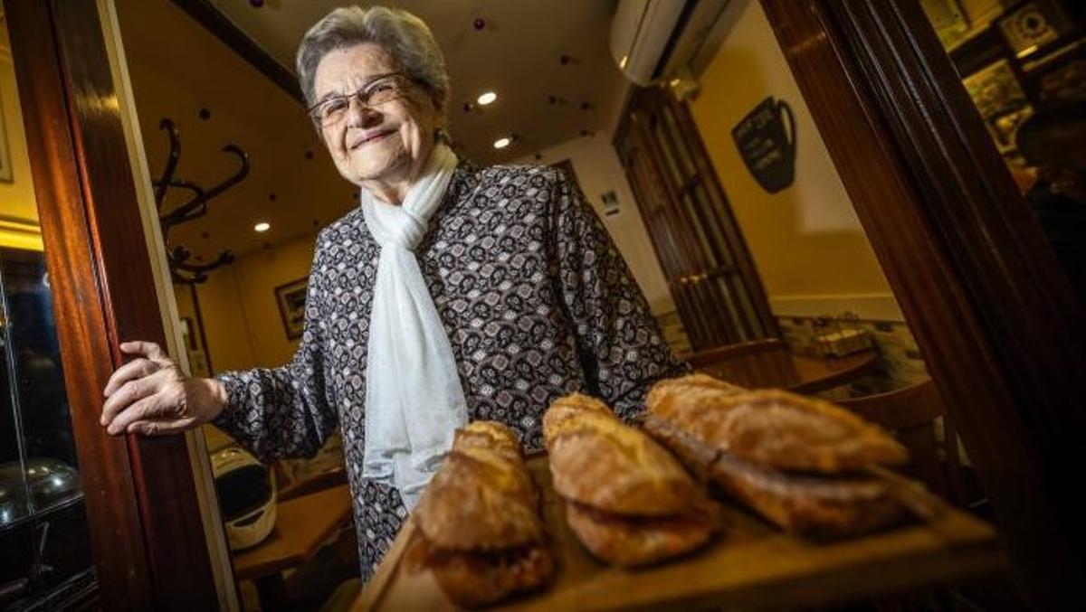 Lluïsa, madre de Miquel Àngel y Lluís Álvarez, con los bocadillos de tortilla que ella misma elabora, a sus 91 años.