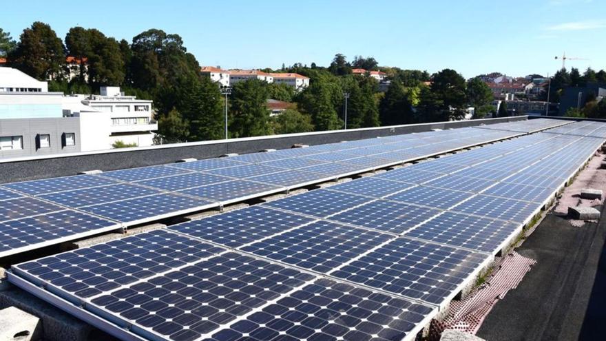 Placas solares no Centro Singular de Investigación en Química Biolóxica e Materiais Moleculares (CiQUS), situado no Campus Vida da Universidade de Santiago / usc