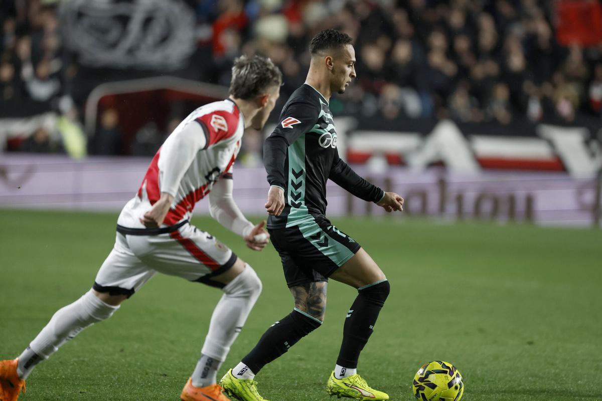 El centrocampista brasileño del Betis Antony dos Santos (d) controla el balón ante Josep Chavarría, del Rayo.