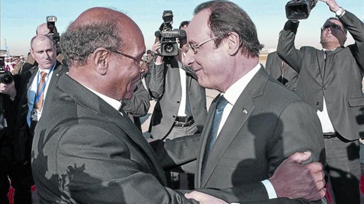 El presidente tunecino Moncef Marzouki recibe al presidente francés François Hollande, ayer.