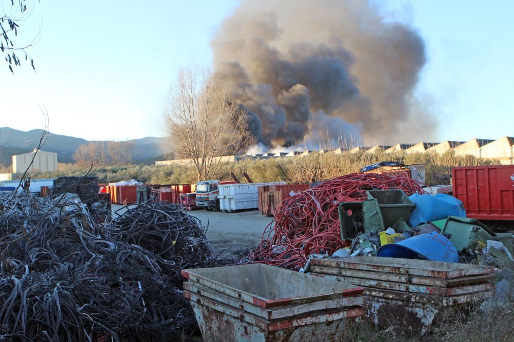 Incendi en una empresa de reciclatge a Sant Feliu de Buixalleu