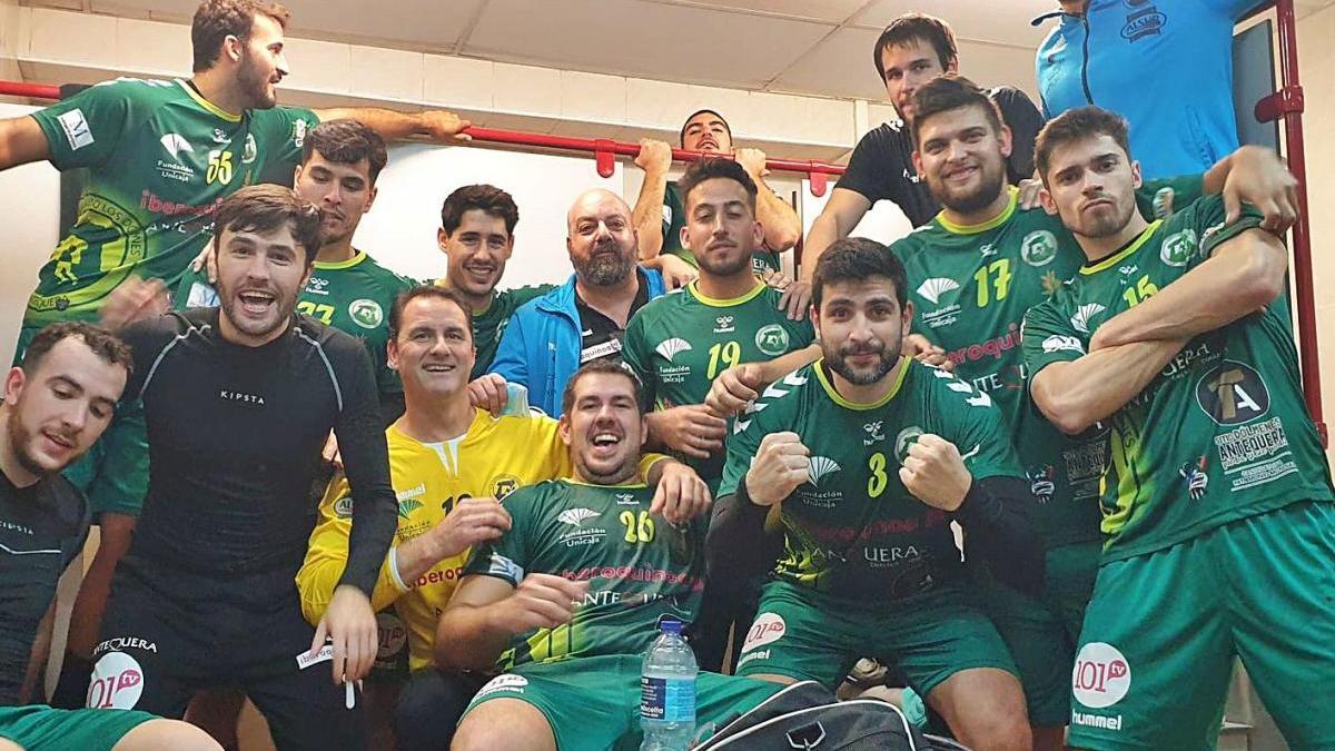 Los jugadores del Iberoquinoa celebran su triunfo y su liderato.