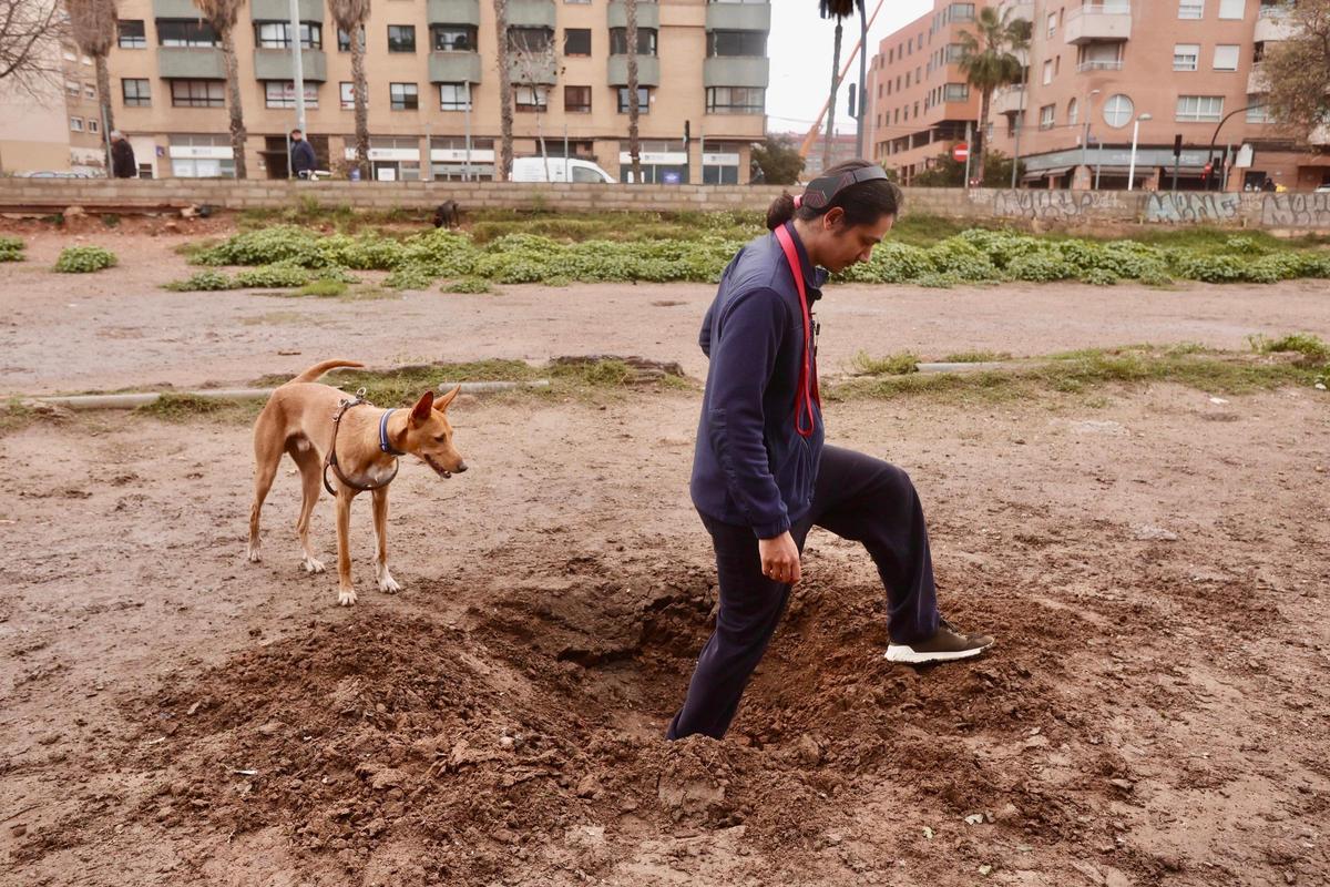 El artefacto pirotécnico ha dejado un socavón en el solar