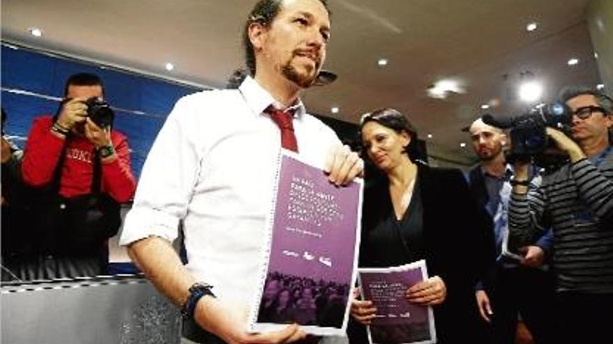 Pablo Iglesias mostra el programa de govern que el seu partit ha presentat al PSOE.