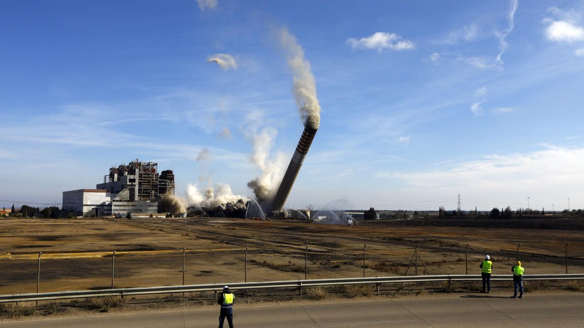 Demolición de la chimenea de la Central Térmica de Andorra, en enero de 2023.