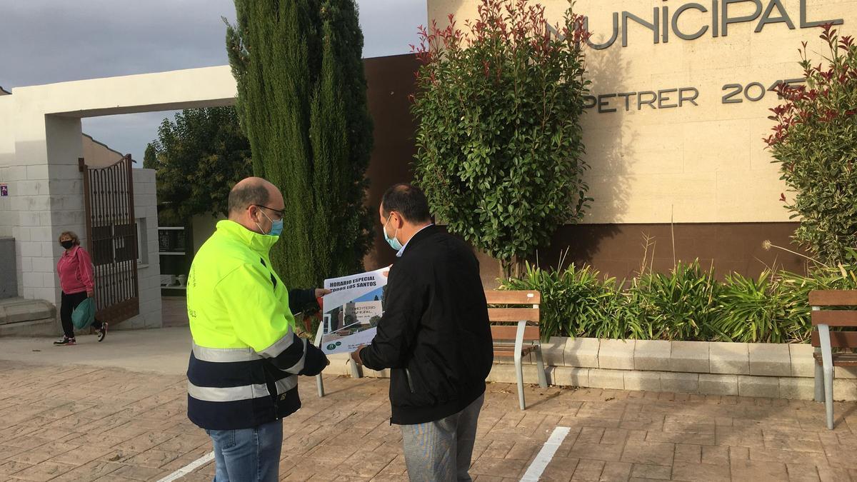 El cementerio municipal de Petrer se prepara para la festividad de los difuntos.