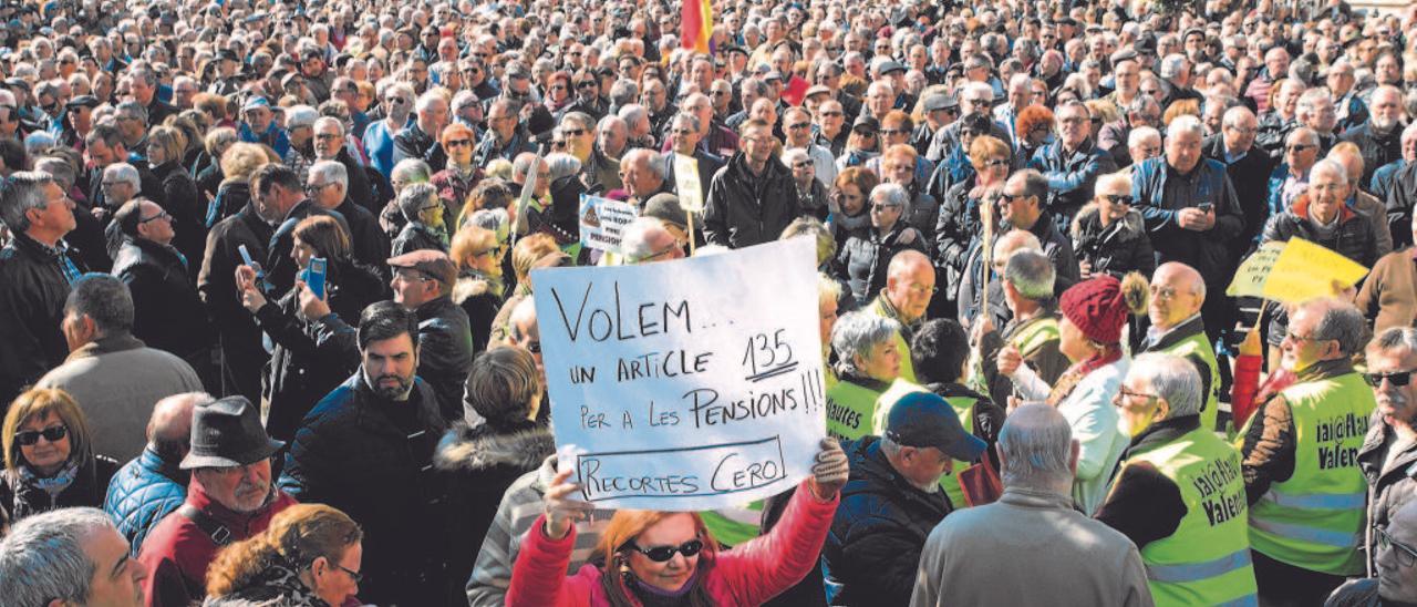 Los pensionistas en la manifestación de València del 22 de febrero contra la subida del 0,25 % de las pensiones.