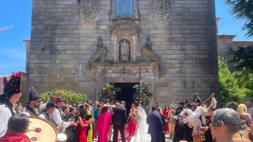 Llamativa y colorida boda internacional en Vilagarcía