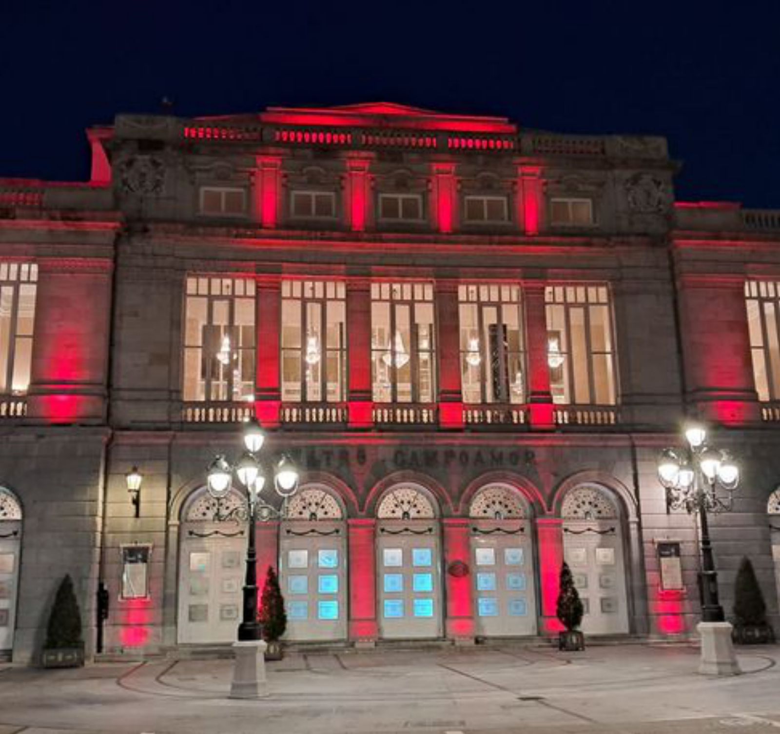 El teatro Campoamor, de rojo.