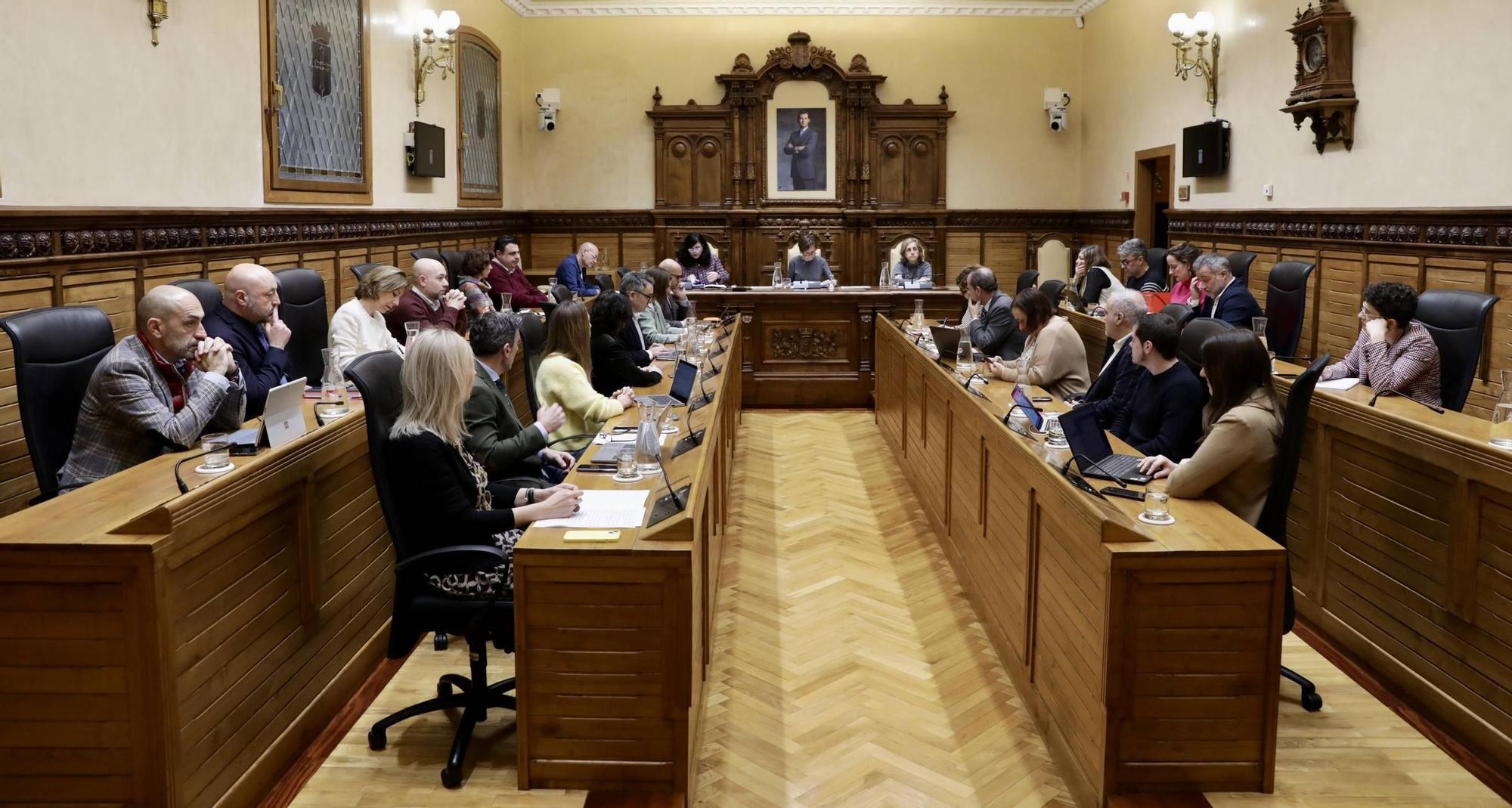El Pleno municipal para poner freno a las licencias de pisos turísticos en Gijón, en imágenes