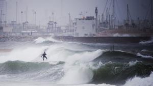 Surf a la platja de la Barceloneta.