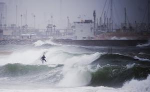 Surf a la platja de la Barceloneta.