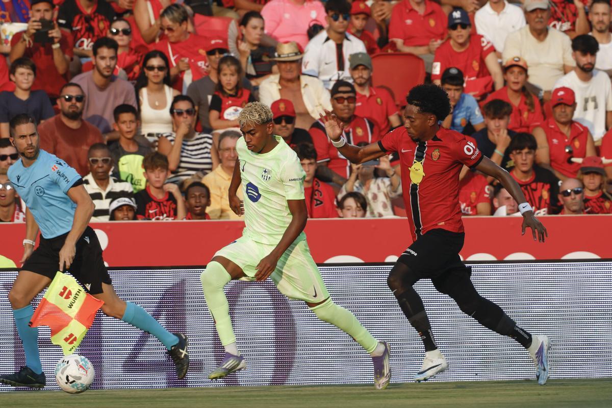 Mojica persigue a Lamine Yamal en el 0-3 de la jornada 1 en Son Moix