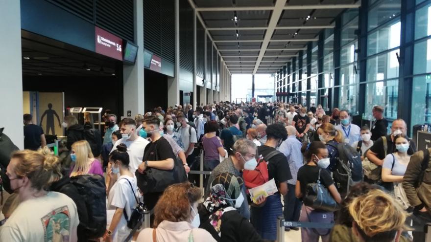 Auch am BER-Flughafen in Berlin ist das Warten nicht gerade Corona-konform organisiert.