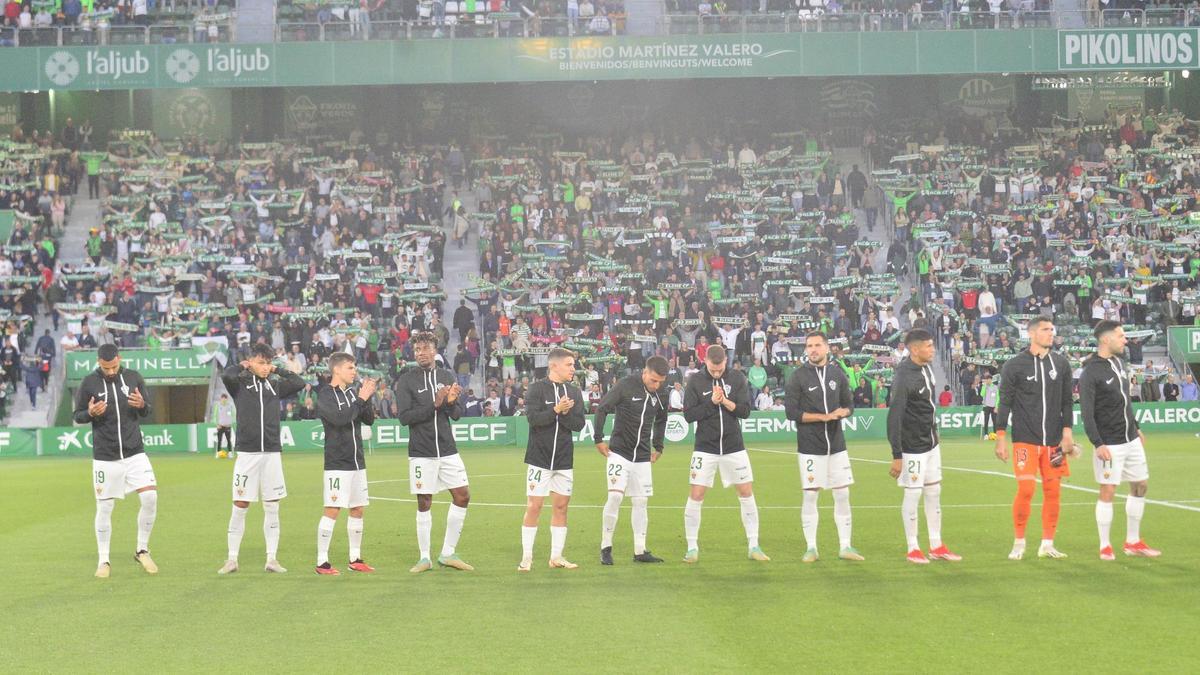La afición del Elche recibe a sus futbolistas, antes del encuentro del pasado viernes ante el Oviedo