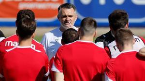 Willy Sagno da instrucciones a los internacionales de la selección de Georgia durante un entrenamiento.