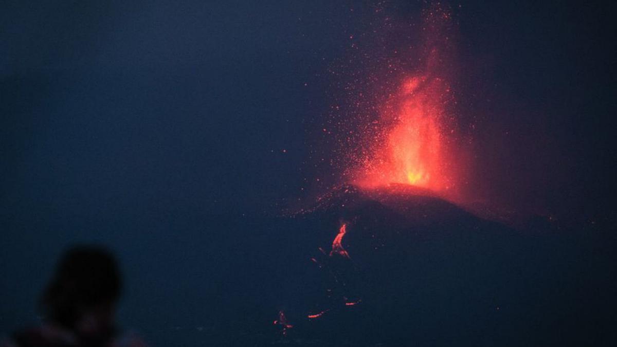 El volcán de La Palma durante su erupción. | | A. G.