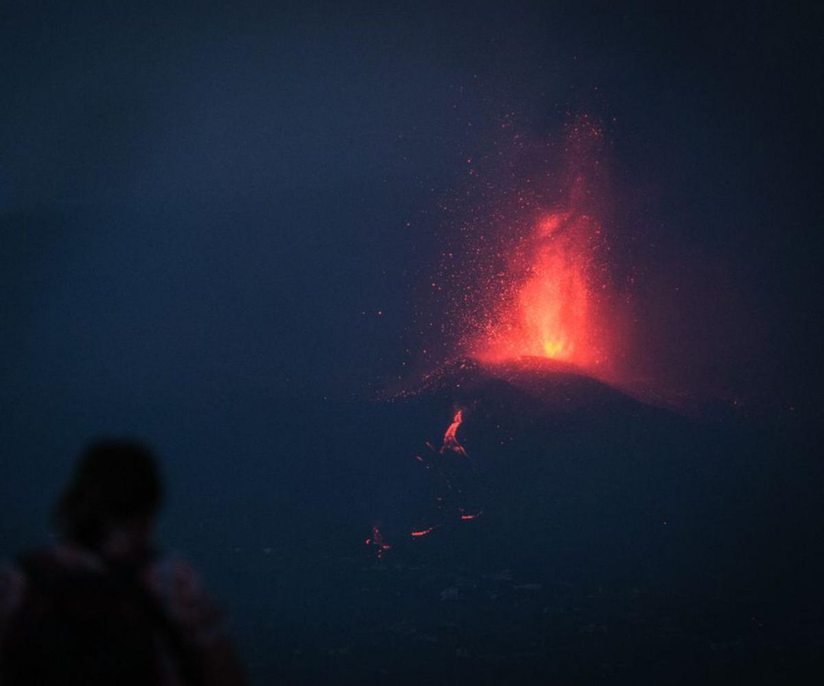 El volcán de La Palma durante su erupción. | | A. G.