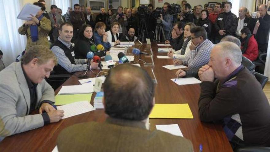 Arriba, pleno en Cesuras. Abajo, Calvo con Lucas y, a la derecha, pleno en Oza. / carlos pardellas / cabalar