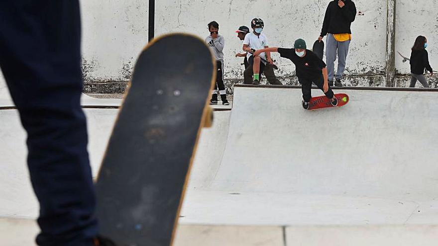 “Skaters” probando la instalación ayer. | Mara Villamuza